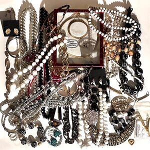 32pcs Vintage Jewelry Bundle Lot Necklace Beads Brooch Ring Earrings Bracelet